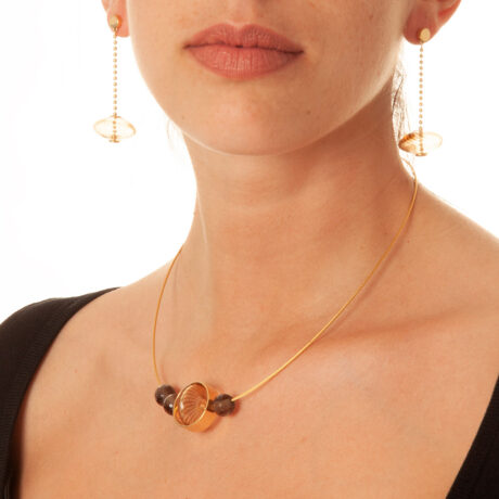 Collar artesanal Xin de plata 925 chapada en oro de 18k, vidrio ámbar, cuarzo ahumado y cadena de acero galvanizado dorado en modelo diseñado por Belén Bajo
