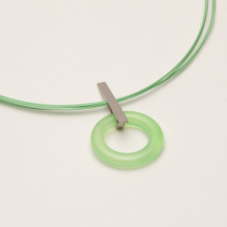 Collar artesanal Vao de plata de ley, ágata verde y cable de acero galvanizado verde diseñado por Belen Bajo
