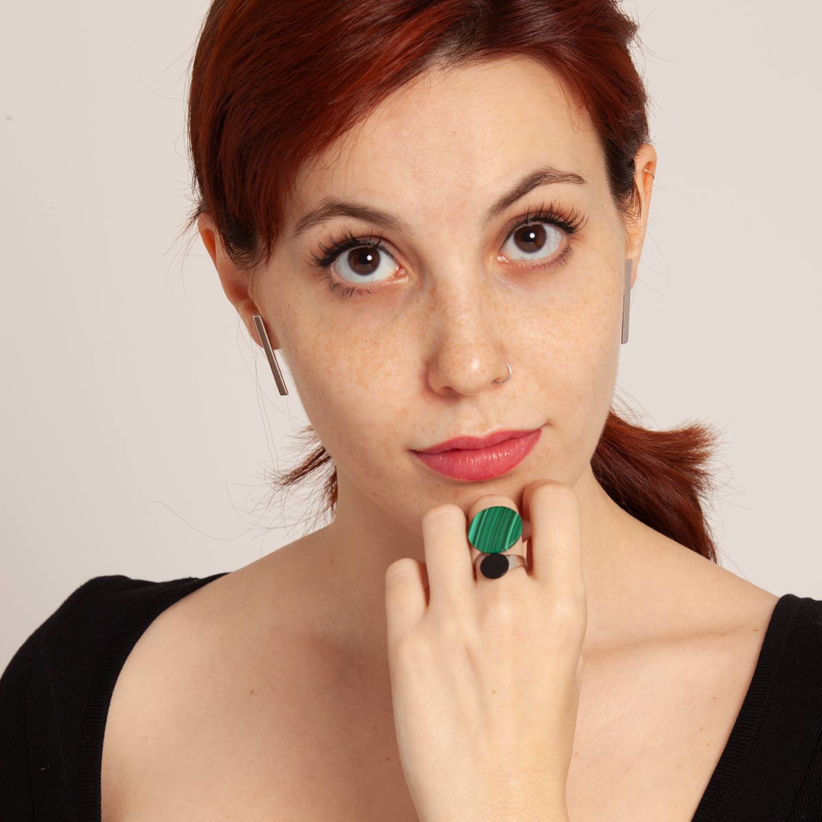 Ozu handmade sterling silver, onyx and malachite ring designed by Belen Bajo m2