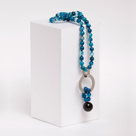 Collar artesanal Lak de plata de ley, ónix y ágata azul diseñado por Belen Bajo
