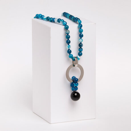Collar artesanal Lak de plata de ley, ónix y ágata azul 4 diseñado por Belen Bajo