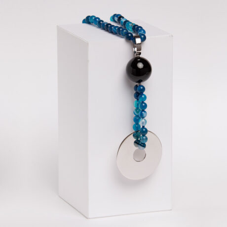 Collar artesanal Bex de plata de ley, ónix y ágata azul diseñado por Belen Bajo