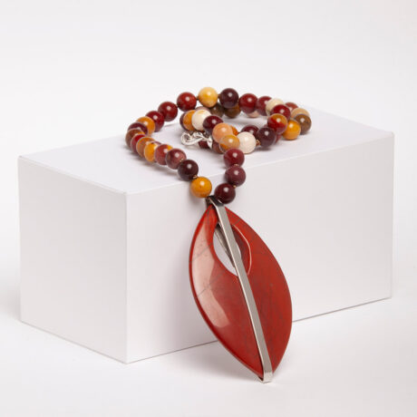 Collar artesanal Kam de plata de ley, jaspe rojo y jaspe mokaita diseñado por Belen Bajo
