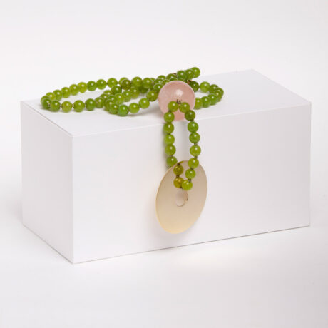 Collar artesanal Fio de plata 925 chapada en oro de 18k, jaspe verde y cuarzo rosa diseñado por Belen Bajo